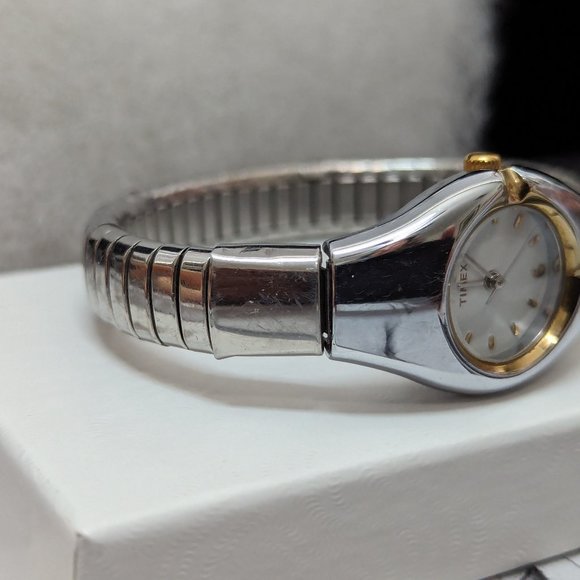 Timex Vintage Wristwatch Stretchable Band Medium wrist Working with New Battery - Picture 5 of 6